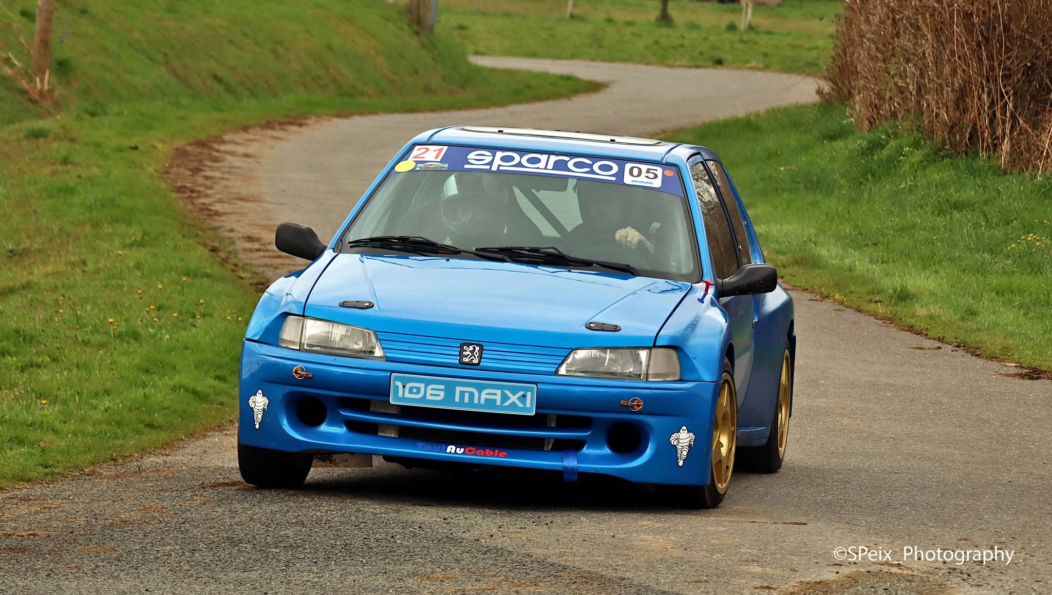 Peugeot 106 MAXI en action sur route