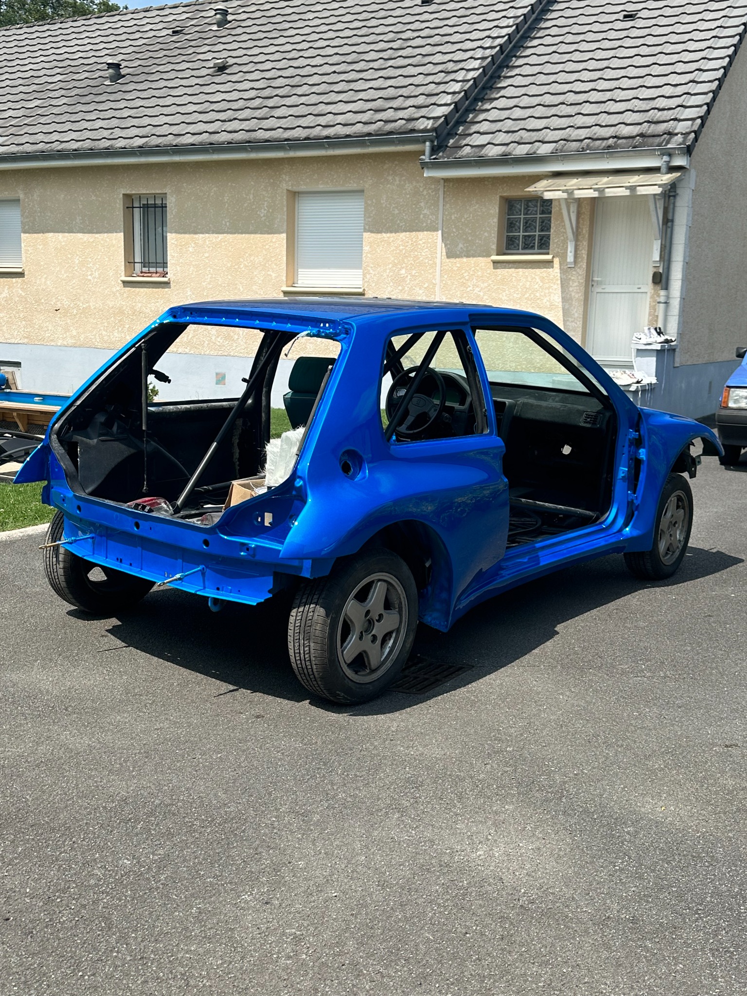 Caisse de Peugeot 106 peinte en bleu