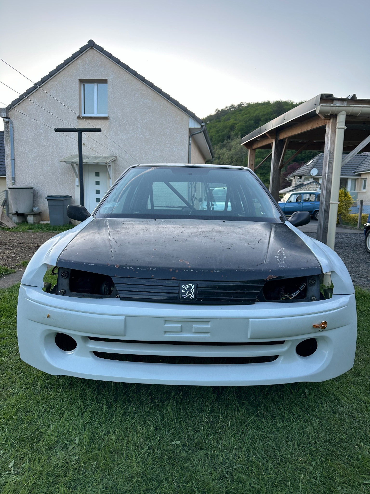 Montage du bouclier avant de la Peugeot 106 MAXI