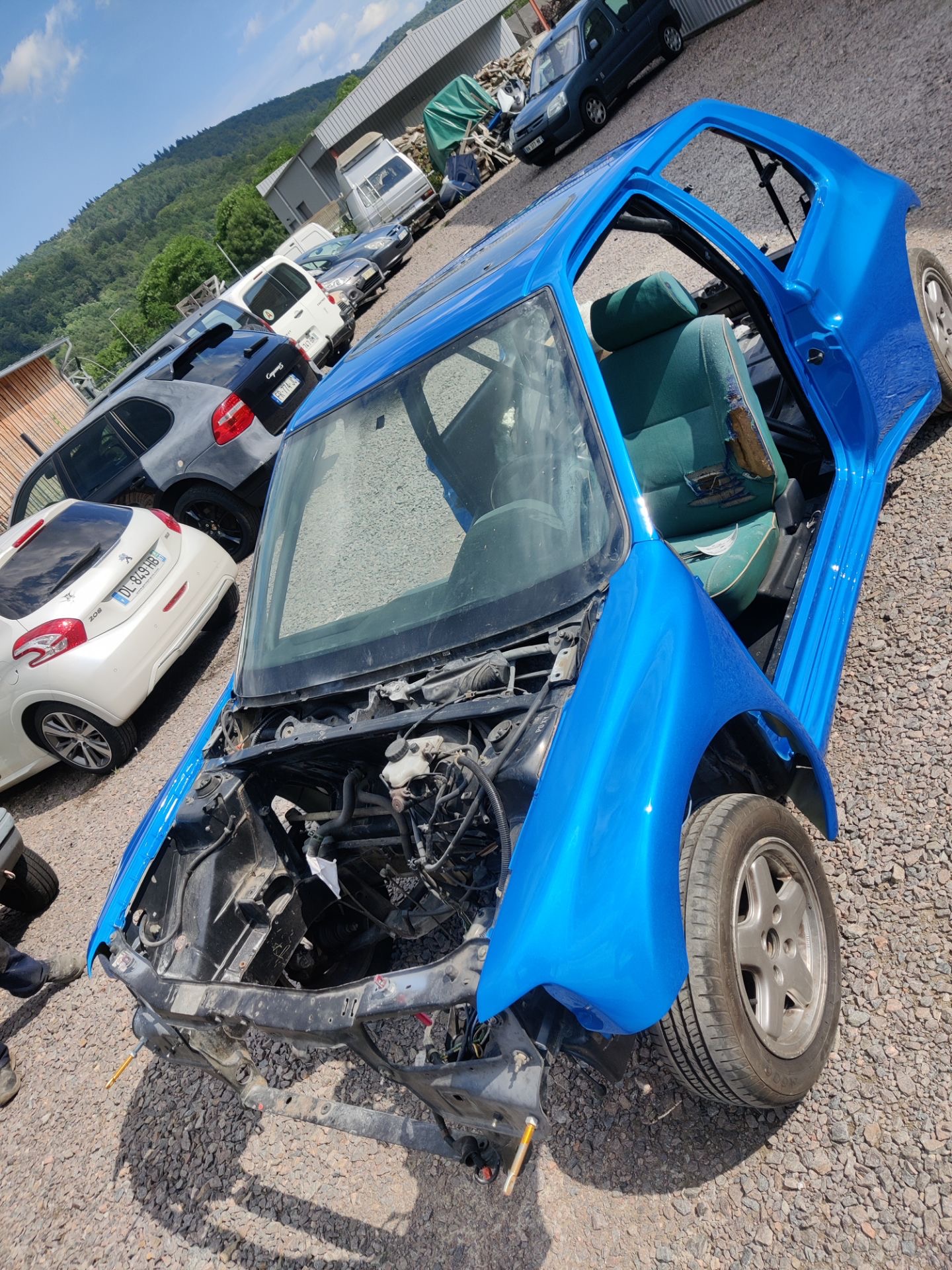 Peugeot 106 démontée pendant le remontage
