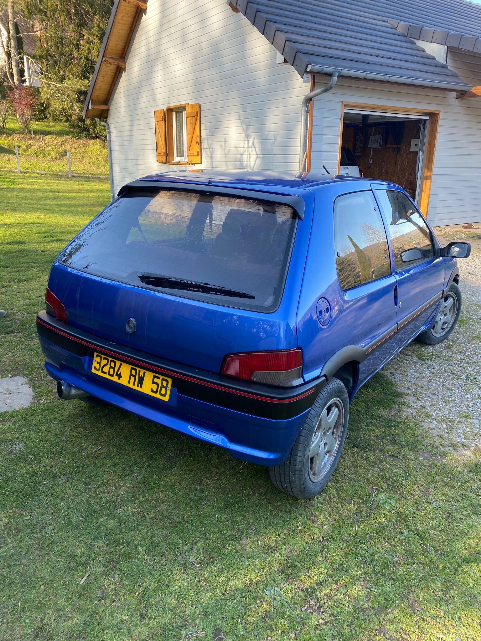 Arrière de la Peugeot 106 XSI restaurée