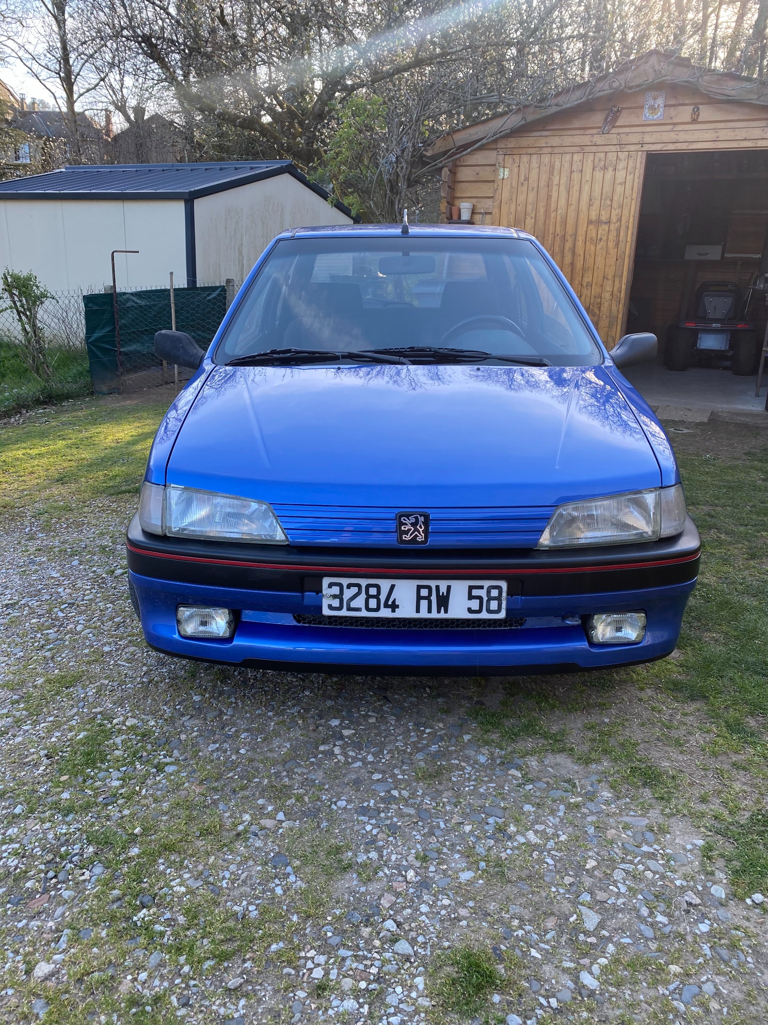 Face avant de la Peugeot 106 XSI restaurée