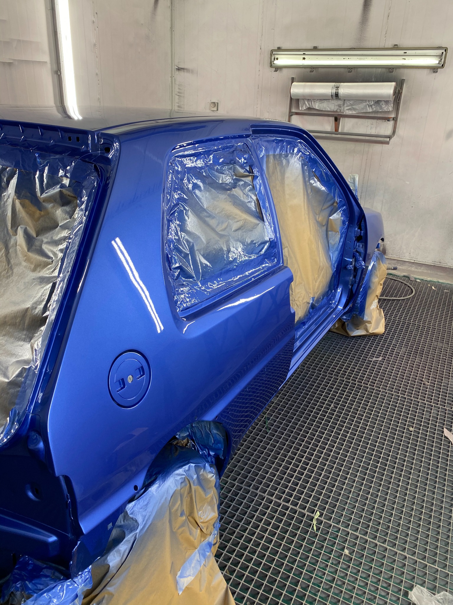 Peugeot 106 XSI en cabine de peinture