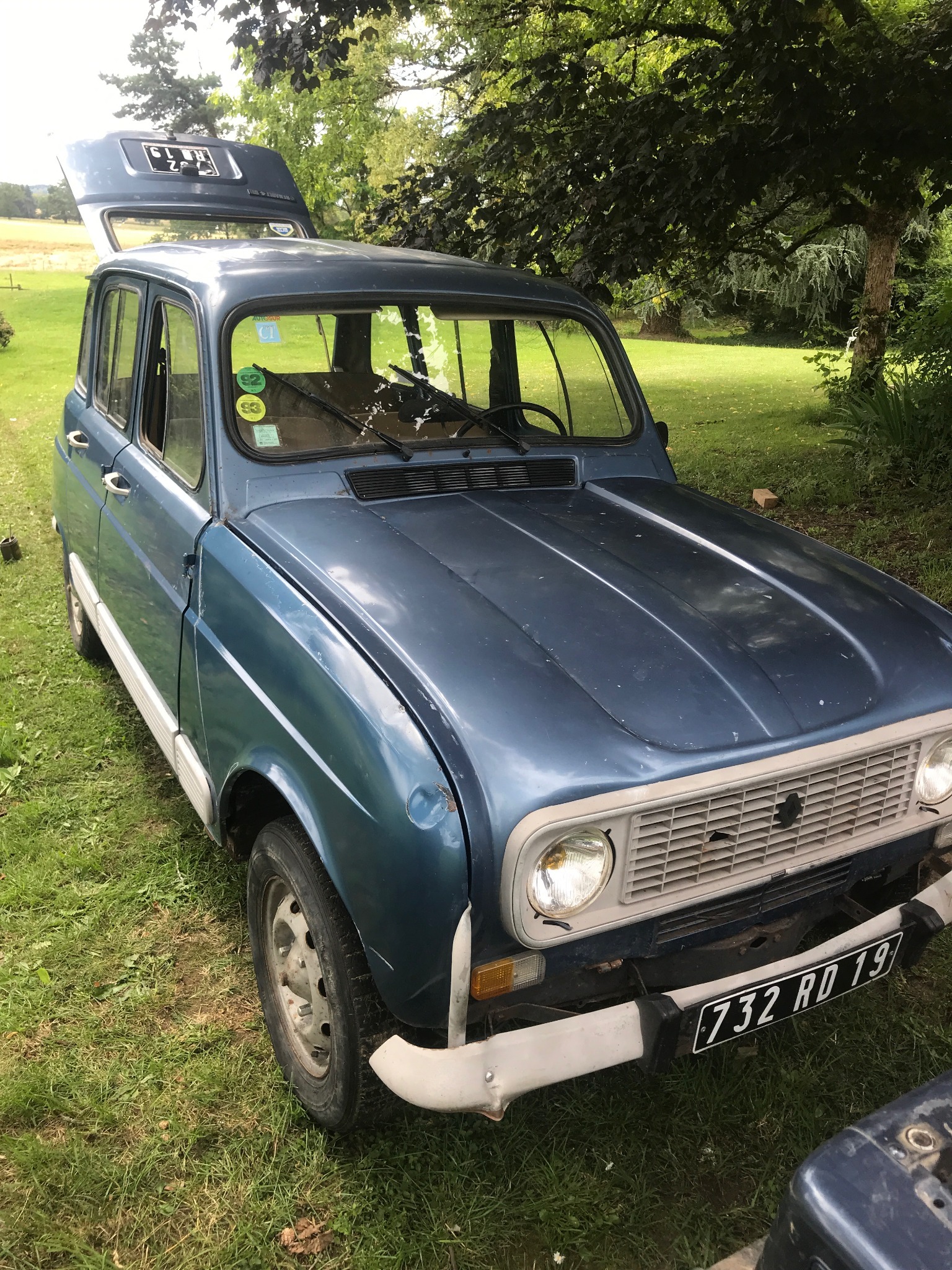 Renault R4 avant restauration