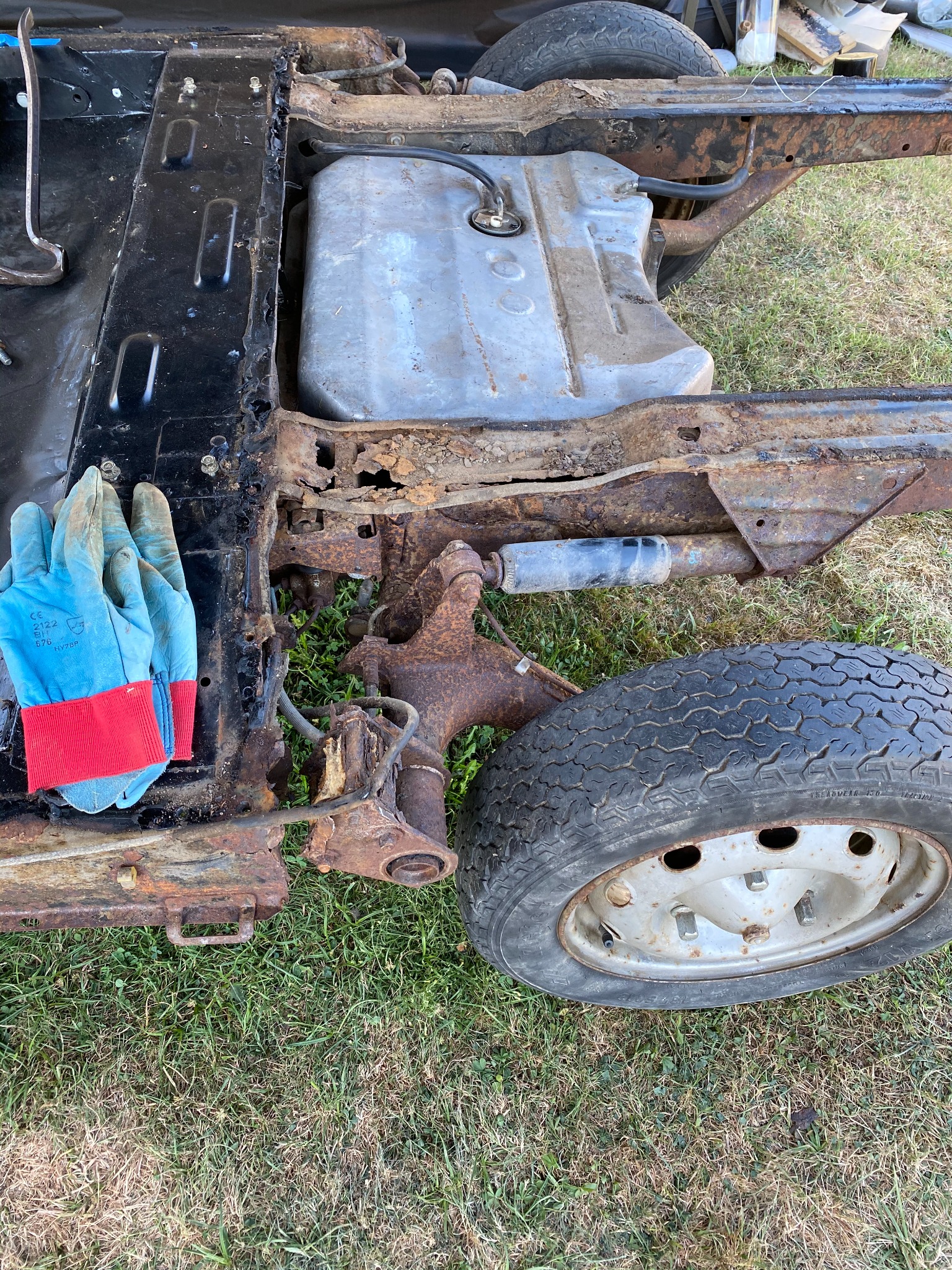 Châssis corrodé de la Renault R4 avant réparation