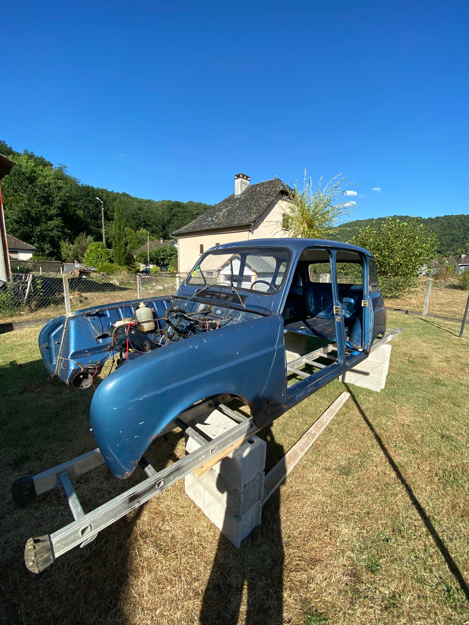 Caisse de Renault R4 entièrement démontée