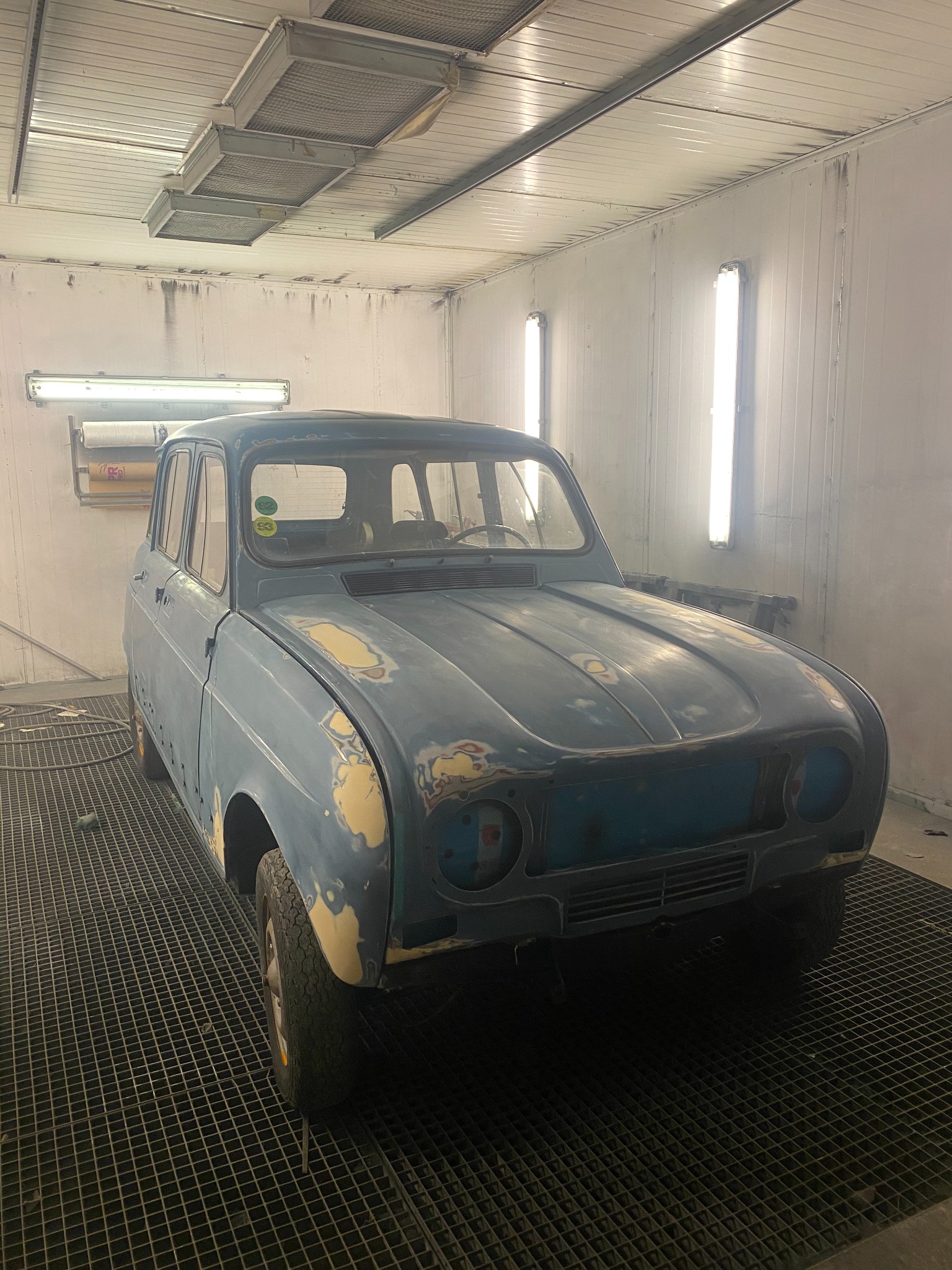 Renault R4 en préparation dans une cabine de peinture