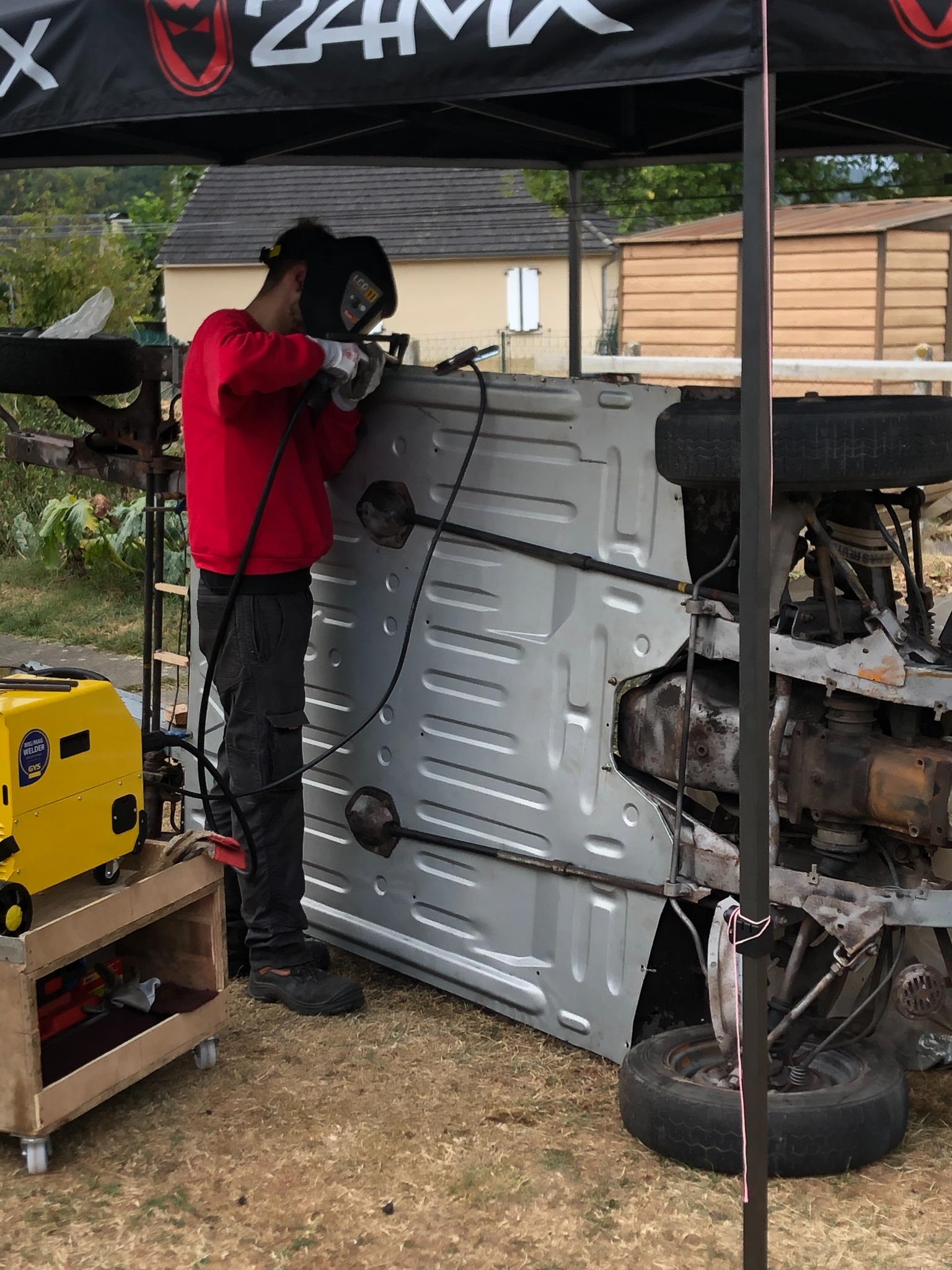 Travaux de soudure sur le plancher de la Renault R4